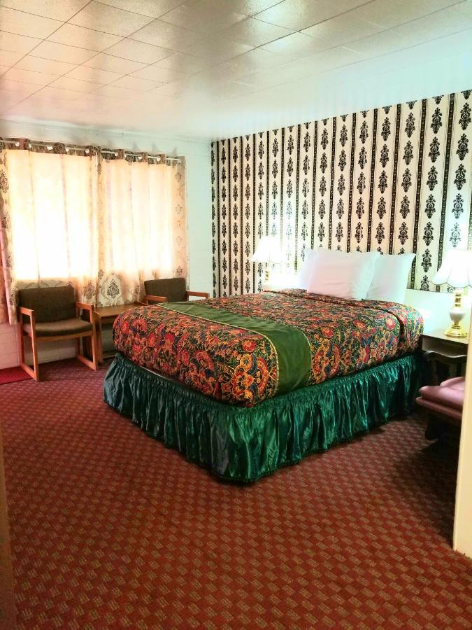 Town House Motor Hotel 2*
